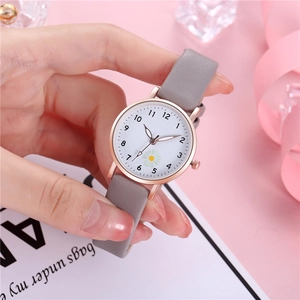 Elegante orologio da donna con cassa oro rosa, quadrante margherita e cinturino grigio