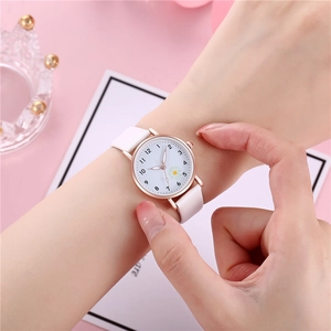 Dettaglio di un orologio al quarzo da donna con cinturino in pelle bianca e motivo a margherita