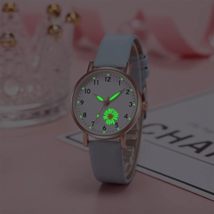 Vista dettagliata dell'orologio da donna in pelle con lancette luminose e margherita