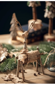 Détail d'un renne décoratif en bois fait main avec écorce naturelle et ficelle de jute rustique
