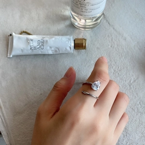 Detail of a 925 silver ring featuring a pear-cut cubic zirconia on a model hand