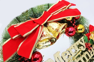 Détail de couronne de Noël de 40 cm avec nœud en velours rouge, cloches et aiguilles