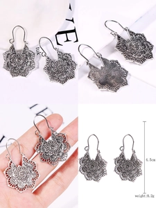 Detail view showing antique silver mandala earrings with size 4.5cm and weight 8.2g