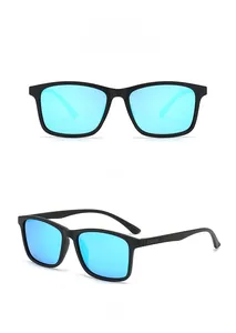 Vues de face et de côté de lunettes de soleil polarisées homme noires mates avec verres bleus