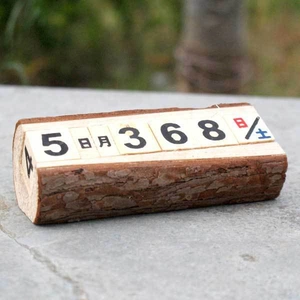 Calendrier perpétuel européen en bois avec base en écorce naturelle et cubes de chiffres