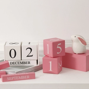 Calendrier perpétuel scandinave Morandi en bois avec blocs rose et blanc et décor de lapin
