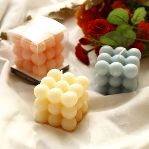 Candela profumata a cubo con bolle nei colori bianco, arancione e blu con design 3D moderno