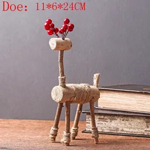 Decoración artesanal de ciervo de madera con bayas rojas y detalles de cuerda natural