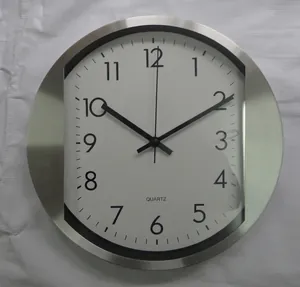 Moderne runde Wanduhr mit gebürstetem Edelstahlrahmen in Silber und weißem Zifferblatt