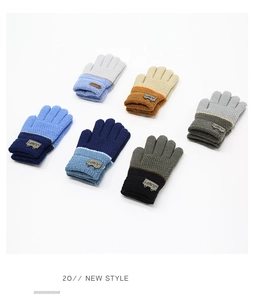 Lot de six paires de gants tricotés pour enfants en plusieurs couleurs avec patchs