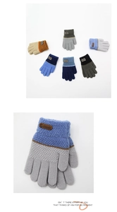 Détails des différentes couleurs de gants en tricot pour enfants avec étiquette JUMP