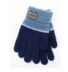 Détail de gants tricotés bleu marine pour enfants avec écusson en cuir JUMP