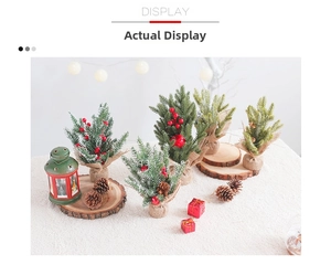 Mini sapins de Noël enneigés avec baies rouges et pommes de pin sur surface douce