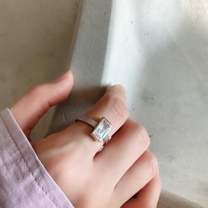 925 Sterling silver ring featuring a rectangular zircon stone and textured band