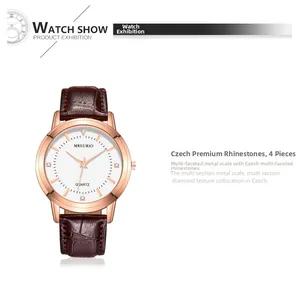Détail macro de montre à quartz avec boîtier en or rose et bracelet cuir marron crocodile