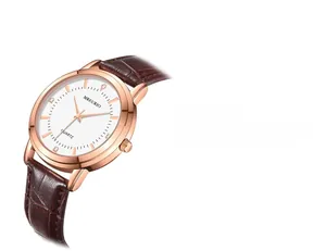 Détail de la montre à quartz avec boîtier en or rose et bracelet cuir brun croco