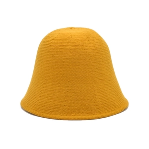 Chapeau cloche tricoté jaune vif pour femme avec un design rétro minimaliste et élégant