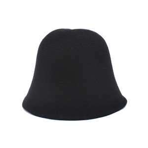 Détail du chapeau cloche noir en laine montrant la texture tricotée et la calotte arrondie