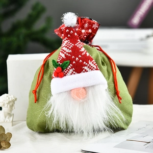 Sacchetto regalo natalizio in lino verde con coulisse e decorazione gnomo 3D