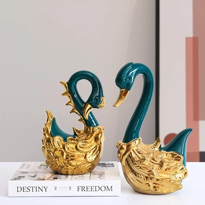 Moderne groene keramische zwaanfiguren met gouden accenten voor elegant woondecor