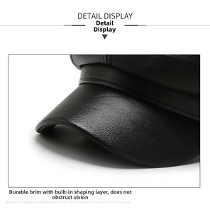 Vue détaillée du béret en cuir PU noir avec texture grainée et visière incurvée rigide