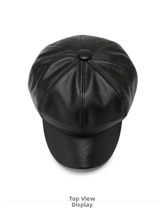Vue de dessus de la casquette gavroche en similicuir noir montrant les coutures à huit panneaux