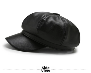 Vue latérale détaillée du béret en similicuir noir avec texture fine et coutures
