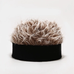 Gros plan du bonnet camouflage avec perruque de cheveux synthétiques bruns bouclés