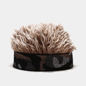 Détail de la bande tricotée camouflage avec perruque brune ébouriffée sur le dessus