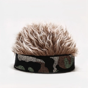Détail de la bande camouflage et de la texture bouclée de la perruque synthétique