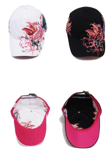 Dettaglio ricamo farfalla e fiori su cappellino da baseball con fibbia in metallo
