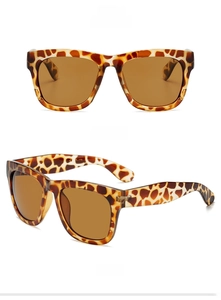 Detailed views of retro oversized sunglasses featuring leopard frames and brown lenses