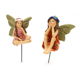 Détail de figurines de fées en résine avec robes rose et orange pour pots de fleurs