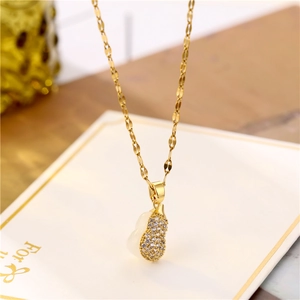 Collana con ciondolo a forma di arachide in acciaio al titanio dorato con zirconi e giada