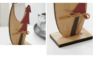 Dettaglio dell'ornamento in legno di Babbo Natale con fiocco di lino e taglio laser