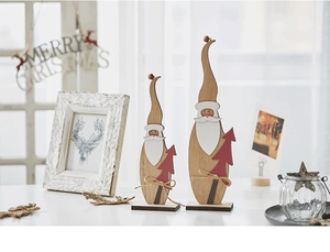 Dettaglio di Babbo Natale in legno nordico con venature naturali e barba bianca