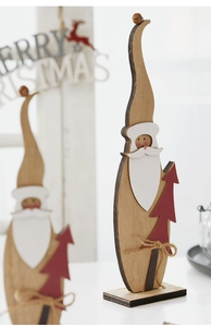 Dettaglio ravvicinato di Babbo Natale in legno con alberello e fiocco in corda