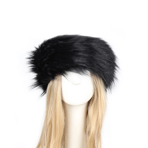 Nahaufnahme des schwarzen Kunstfell-Stirnbands für Damen mit flauschiger Wintertextur