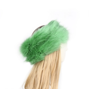 Detailansicht eines flauschigen Kunstpelz-Stirnbandes in Grasgrün auf einem Model
