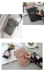 Détail du petit sac à bandoulière pour téléphone avec boucle cœur et écran tactile