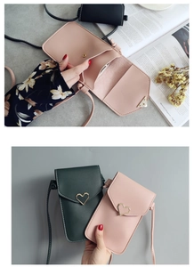 Détails du compartiment interne et du fermoir cœur du sac bandoulière pour téléphone