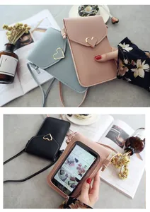 Détail de la boucle en cœur et de la fenêtre tactile de la pochette de téléphone bandoulière