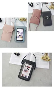 Détail de la fenêtre tactile transparente et de la boucle en métal en cœur sur le sac mobile