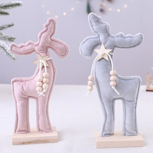 Figurines de rennes de Noël en peluche rose et grise sur socles en bois naturel