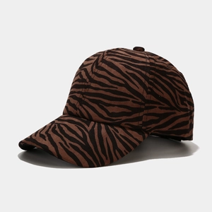 Dettaglio del cappello zebrato che mostra la trama del motivo animale marrone e nero