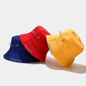 Trois bobs en coton colorés avec épingles métalliques et anneaux pour protection solaire