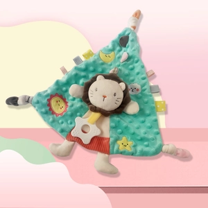 Detail of baby lion comfort towel with green bubble fleece texture and star-shaped teether