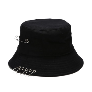 Bob punk en coton noir avec cinq anneaux métalliques et épingle de sûreté argentée sur blanc