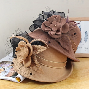 Détail de chapeaux cloche en feutre de laine avec fleurs en résille et plumes