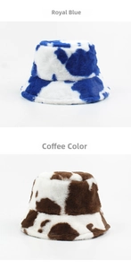 Détail du bob en peluche motif vache montrant la texture douce en bleu roi et café